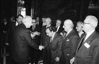 Il Presidente della Repubblica Francesco Cossiga riceve la visita Giovanni Colombo, presidente della Federazione delle Associazioni italiane alberghi e turismo, con una delegazione di partecipanti alla 40^ assemblea della FAIAT