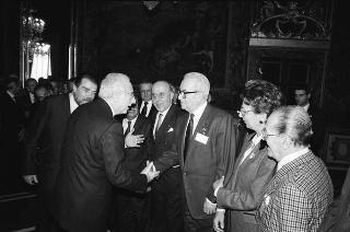 Il Presidente della Repubblica Francesco Cossiga riceve la visita Giovanni Colombo, presidente della Federazione delle Associazioni italiane alberghi e turismo, con una delegazione di partecipanti alla 40^ assemblea della FAIAT