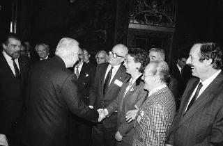 Il Presidente della Repubblica Francesco Cossiga riceve la visita Giovanni Colombo, presidente della Federazione delle Associazioni italiane alberghi e turismo, con una delegazione di partecipanti alla 40^ assemblea della FAIAT