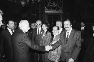 Il Presidente della Repubblica Francesco Cossiga riceve la visita Giovanni Colombo, presidente della Federazione delle Associazioni italiane alberghi e turismo, con una delegazione di partecipanti alla 40^ assemblea della FAIAT