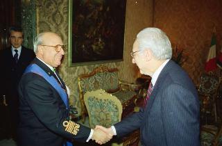 Il Presidente della Repubblica Francesco Cossiga riceve in visita di congedo l'Ammiraglio di Squadra Mario Porta, capo di Stato maggiore della Difesa
