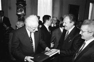 Incontro del Presidente della Repubblica Francesco Cossiga con Vittorino Colombo, e un gruppo di cittadini di Albiate
