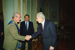 Il Presidente della Repubblica Francesco Cossiga riceve il Generale di Corpo d'Armata Domenico Corcione, nuovo capo di Stato maggiore della Difesa