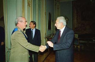 Il Presidente della Repubblica Francesco Cossiga riceve il Generale di Corpo d'Armata Domenico Corcione, nuovo capo di Stato maggiore della Difesa