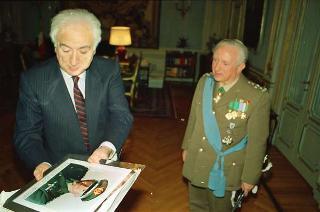 Il Presidente della Repubblica Francesco Cossiga riceve il Generale di Corpo d'Armata Goffredo Canino, nuovo capo di Stato maggiore dell'Esercito