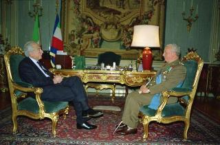 Il Presidente della Repubblica Francesco Cossiga riceve il Generale di Corpo d'Armata Goffredo Canino, nuovo capo di Stato maggiore dell'Esercito