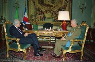Il Presidente della Repubblica Francesco Cossiga riceve il Generale di Corpo d'Armata Goffredo Canino, nuovo capo di Stato maggiore dell'Esercito