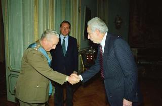 Il Presidente della Repubblica Francesco Cossiga riceve il Generale di Corpo d'Armata Goffredo Canino, nuovo capo di Stato maggiore dell'Esercito