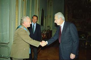 Il Presidente della Repubblica Francesco Cossiga riceve il Generale di Corpo d'Armata Goffredo Canino, nuovo capo di Stato maggiore dell'Esercito
