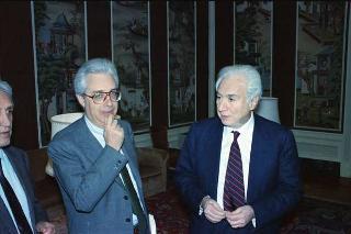 Il Presidente della Repubblica Francesco Cossiga riceve l'on. Francesco Cimino, sottosegretario di Stato all'agricoltura e foreste, con il comitato organizzatore della manifestazione ecologica "La giornata dell'acqua e del bosco"