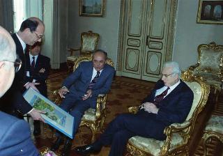 Il Presidente della Repubblica Francesco Cossiga riceve l'on. Francesco Cimino, sottosegretario di Stato all'agricoltura e foreste, con il comitato organizzatore della manifestazione ecologica "La giornata dell'acqua e del bosco"