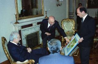 Il Presidente della Repubblica Francesco Cossiga riceve l'on. Francesco Cimino, sottosegretario di Stato all'agricoltura e foreste, con il comitato organizzatore della manifestazione ecologica "La giornata dell'acqua e del bosco"