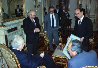 Il Presidente della Repubblica Francesco Cossiga riceve l'on. Francesco Cimino, sottosegretario di Stato all'agricoltura e foreste, con il comitato organizzatore della manifestazione ecologica "La giornata dell'acqua e del bosco"