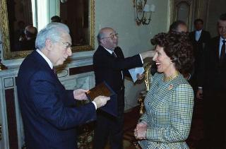 Il Presidente della Repubblica Francesco Cossiga riceve l'on. Francesco Cimino, sottosegretario di Stato all'agricoltura e foreste, con il comitato organizzatore della manifestazione ecologica "La giornata dell'acqua e del bosco"
