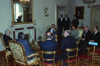 Il Presidente della Repubblica Francesco Cossiga riceve l'on. Francesco Cimino, sottosegretario di Stato all'agricoltura e foreste, con il comitato organizzatore della manifestazione ecologica "La giornata dell'acqua e del bosco"