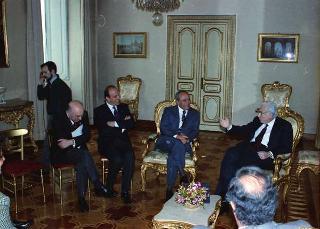 Il Presidente della Repubblica Francesco Cossiga riceve l'on. Francesco Cimino, sottosegretario di Stato all'agricoltura e foreste, con il comitato organizzatore della manifestazione ecologica "La giornata dell'acqua e del bosco"