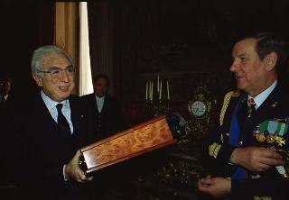 Il Presidente della Repubblica Francesco Cossiga riceve il Generale di Squadra Aerea Stelio Nardini, nuovo Capo di Stato maggiore dell'Aeronautica