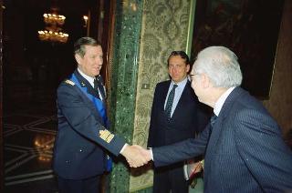 Il Presidente della Repubblica Francesco Cossiga riceve il Generale di Squadra Aerea Stelio Nardini, nuovo Capo di Stato maggiore dell'Aeronautica