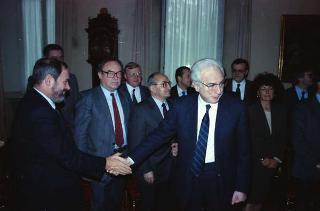 Il Presidente della Repubblica Francesco Cossiga riceve in udienza Imerio Tacchella, accompagnato la figlia Patrizia e da una delegazione di parlamentari veneti