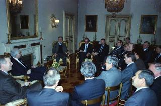 Il Presidente della Repubblica Francesco Cossiga riceve in udienza Imerio Tacchella, accompagnato la figlia Patrizia e da una delegazione di parlamentari veneti