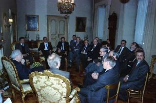 Il Presidente della Repubblica Francesco Cossiga riceve in udienza Imerio Tacchella, accompagnato la figlia Patrizia e da una delegazione di parlamentari veneti