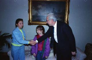 Il Presidente della Repubblica Francesco Cossiga riceve in udienza Imerio Tacchella, accompagnato la figlia Patrizia e da una delegazione di parlamentari veneti