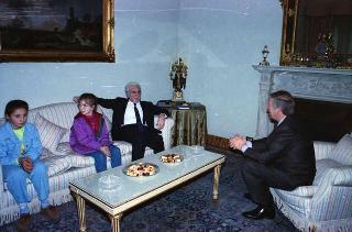 Il Presidente della Repubblica Francesco Cossiga riceve in udienza Imerio Tacchella, accompagnato la figlia Patrizia e da una delegazione di parlamentari veneti