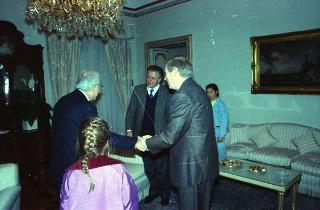 Il Presidente della Repubblica Francesco Cossiga riceve in udienza Imerio Tacchella, accompagnato la figlia Patrizia e da una delegazione di parlamentari veneti