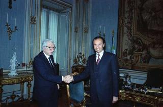 Il Presidente della Repubblica Francesco Cossiga riceve in udienza Imerio Tacchella, accompagnato la figlia Patrizia e da una delegazione di parlamentari veneti