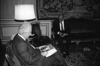 Il Presidente della Repubblica Francesco Cossiga riceve Matteo Matteotti, presidente dell'Istituto di Studi sociali "Giuseppe Saragat", con Giovanni Ferro, autore del saggio Massarenti il riformista e Piero della Croce, per presentare l'opera