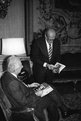 Il Presidente della Repubblica Francesco Cossiga riceve Matteo Matteotti, presidente dell'Istituto di Studi sociali "Giuseppe Saragat", con Giovanni Ferro, autore del saggio Massarenti il riformista e Piero della Croce, per presentare l'opera