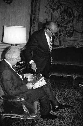 Il Presidente della Repubblica Francesco Cossiga riceve Matteo Matteotti, presidente dell'Istituto di Studi sociali "Giuseppe Saragat", con Giovanni Ferro, autore del saggio Massarenti il riformista e Piero della Croce, per presentare l'opera