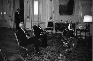 Il Presidente della Repubblica Francesco Cossiga riceve Matteo Matteotti, presidente dell'Istituto di Studi sociali "Giuseppe Saragat", con Giovanni Ferro, autore del saggio Massarenti il riformista e Piero della Croce, per presentare l'opera
