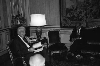Il Presidente della Repubblica Francesco Cossiga riceve Matteo Matteotti, presidente dell'Istituto di Studi sociali "Giuseppe Saragat", con Giovanni Ferro, autore del saggio Massarenti il riformista e Piero della Croce, per presentare l'opera