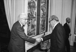 Il Presidente della Repubblica Francesco Cossiga riceve Matteo Matteotti, presidente dell'Istituto di Studi sociali "Giuseppe Saragat", con Giovanni Ferro, autore del saggio Massarenti il riformista e Piero della Croce, per presentare l'opera