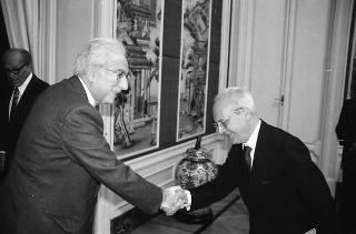 Il Presidente della Repubblica Francesco Cossiga riceve Matteo Matteotti, presidente dell'Istituto di Studi sociali "Giuseppe Saragat", con Giovanni Ferro, autore del saggio Massarenti il riformista e Piero della Croce, per presentare l'opera