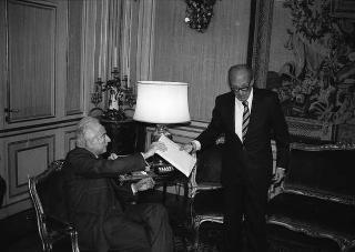 Il Presidente della Repubblica Francesco Cossiga riceve Matteo Matteotti, presidente dell'Istituto di Studi sociali "Giuseppe Saragat", con Giovanni Ferro, autore del saggio Massarenti il riformista e Piero della Croce, per presentare l'opera