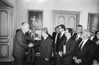 Il Presidente della Repubblica Francesco Cossiga riceve in udienza Pasquale Bandiera, presidente della Lega italiana della Federazione internazionale dei diritti dell'uomo, con i componenti del Comitato centrale