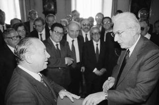 Il Presidente della Repubblica Francesco Cossiga riceve in udienza Pasquale Bandiera, presidente della Lega italiana della Federazione internazionale dei diritti dell'uomo, con i componenti del Comitato centrale