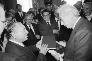 Il Presidente della Repubblica Francesco Cossiga riceve in udienza Pasquale Bandiera, presidente della Lega italiana della Federazione internazionale dei diritti dell'uomo, con i componenti del Comitato centrale