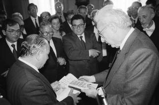 Il Presidente della Repubblica Francesco Cossiga riceve in udienza Pasquale Bandiera, presidente della Lega italiana della Federazione internazionale dei diritti dell'uomo, con i componenti del Comitato centrale