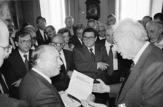 Il Presidente della Repubblica Francesco Cossiga riceve in udienza Pasquale Bandiera, presidente della Lega italiana della Federazione internazionale dei diritti dell'uomo, con i componenti del Comitato centrale