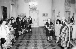 Il Presidente della Repubblica Francesco Cossiga riceve in udienza la signora Giulia Oteri, presidente nazionale dei Gruppi di volontariato vincenziano, con una delegazione delle partecipanti all'Assemblea generale dell'Association Internazionale des Charités