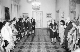 Il Presidente della Repubblica Francesco Cossiga riceve in udienza la signora Giulia Oteri, presidente nazionale dei Gruppi di volontariato vincenziano, con una delegazione delle partecipanti all'Assemblea generale dell'Association Internazionale des Charités