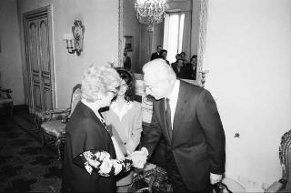 Il Presidente della Repubblica Francesco Cossiga riceve in udienza la signora Giulia Oteri, presidente nazionale dei Gruppi di volontariato vincenziano, con una delegazione delle partecipanti all'Assemblea generale dell'Association Internazionale des Charités