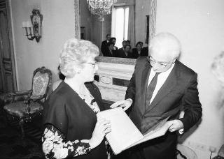 Il Presidente della Repubblica Francesco Cossiga riceve in udienza la signora Giulia Oteri, presidente nazionale dei Gruppi di volontariato vincenziano, con una delegazione delle partecipanti all'Assemblea generale dell'Association Internazionale des Charités