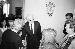 Il Presidente della Repubblica Francesco Cossiga riceve in udienza la signora Giulia Oteri, presidente nazionale dei Gruppi di volontariato vincenziano, con una delegazione delle partecipanti all'Assemblea generale dell'Association Internazionale des Charités