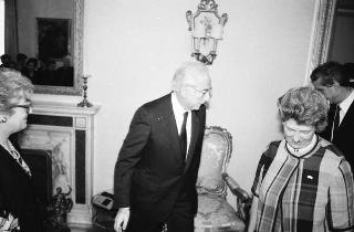 Il Presidente della Repubblica Francesco Cossiga riceve in udienza la signora Giulia Oteri, presidente nazionale dei Gruppi di volontariato vincenziano, con una delegazione delle partecipanti all'Assemblea generale dell'Association Internazionale des Charités
