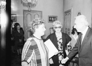 Il Presidente della Repubblica Francesco Cossiga riceve in udienza la signora Giulia Oteri, presidente nazionale dei Gruppi di volontariato vincenziano, con una delegazione delle partecipanti all'Assemblea generale dell'Association Internazionale des Charités