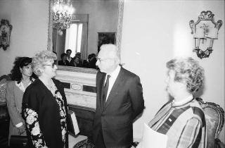 Il Presidente della Repubblica Francesco Cossiga riceve in udienza la signora Giulia Oteri, presidente nazionale dei Gruppi di volontariato vincenziano, con una delegazione delle partecipanti all'Assemblea generale dell'Association Internazionale des Charités